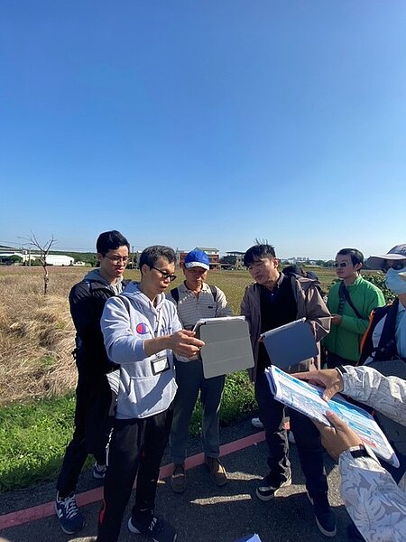 桃園市政府捷運工程局為解決桃園都會核心至高鐵桃園車站特定區之運輸走廊交通問題,近日特別以步行13公里方式現勘。圖/桃園市捷運局提供