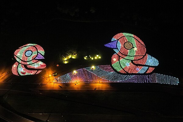 鴨鴨公園地景藝術展夜間光雕奇幻展開。圖／新北市高工處提供