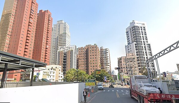 在台中超難買房?500萬就可入手?專家揭「奇特交易生態」 台中民眾感嘆,自己有300多萬元現金「但感覺還是很難買房」,不過有民眾回應:「朋友買在台中市西區的中古屋,總價4、500萬就有」。圖/google map