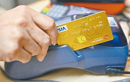 國銀預估,12月信用卡簽帳將延續10月、11月的成長動能,有望一舉年成長20%以上,同時推升全年刷卡金額突破4兆元,創下國內信用卡簽帳全新里程碑。。圖∕本報資料照片