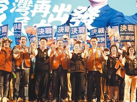 國民黨總統參選人侯友宜（前左四）、副總統參選人趙少康（前右三）與花蓮立委參選人傅萁（前左三）聯合競選總部10日成立，前總統馬英九（前左二）和花蓮縣長徐榛蔚（前右四）現身站台力挺。（羅亦攝）