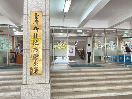 新北市某男子今年5月替13歲兒子檢查排便情況,兒子卻在母親陪同下,到新北市警察局婦幼隊提告父親以手指性侵,檢方10月仍依強制罪起訴。(本報資料照片)