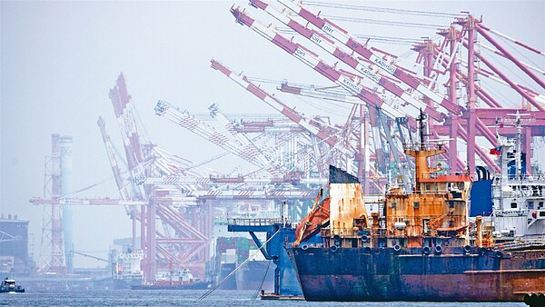 全球包括長榮海運在內的六大航商緊急宣布,將在明年元月調漲遠東到北美東西線的運價,漲幅上看三成。圖為高雄港。圖/聯合報系資料照片