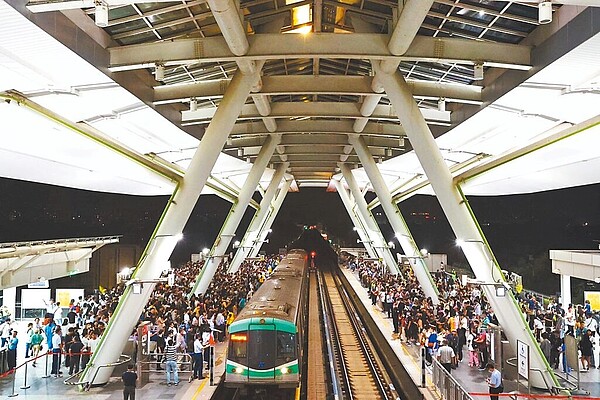 高雄市政府以不收場地使用費、不另外依票房抽成的作法吸引天團來高雄開唱,專家學者認為,雖然1場少收1000萬元到2000萬元左右的收入,但卻能吸引大量外地遊客,創造數億元商機,這項投資絕對划算。(高雄市政府提供/洪浩軒高雄傳真)