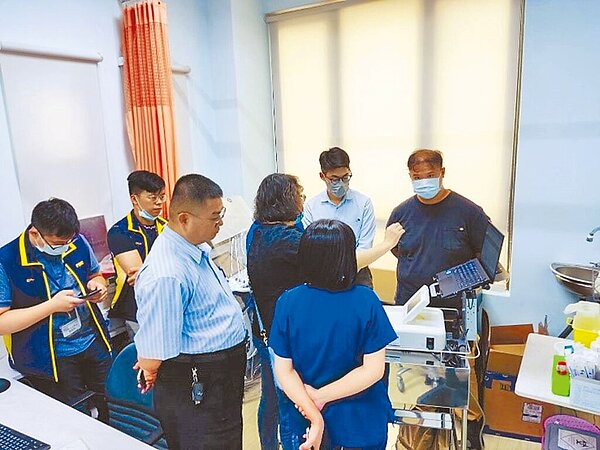 桃園市2023年首度推動復興區孕產婦兒遠距照護服務,圖為復興區衛生所設置遠距胎兒監視設備並進行操作教育訓練。(桃園市衛生局提供/蔡依珍桃園傳真)