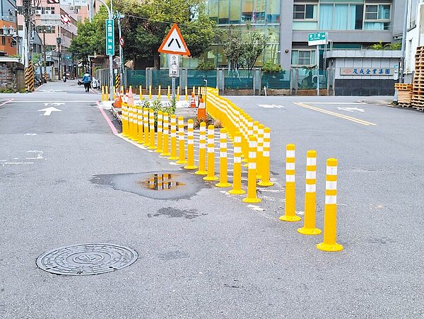 中和區建二路、錦和路及建三路交叉口,原本在路中間的鐵皮屋已拆除,再無視線死角。(新北市工務局提供/王揚傑新北傳真)