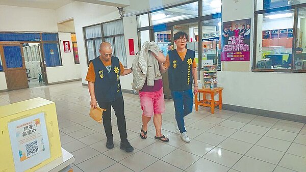 在網路以「白袍下之NTR-Dr.洛」為名的洪姓男子(中),9日深夜遭台南市警方逮捕,他坦承純為好玩偷拍病患不雅照片,發文上網。圖/讀者提供