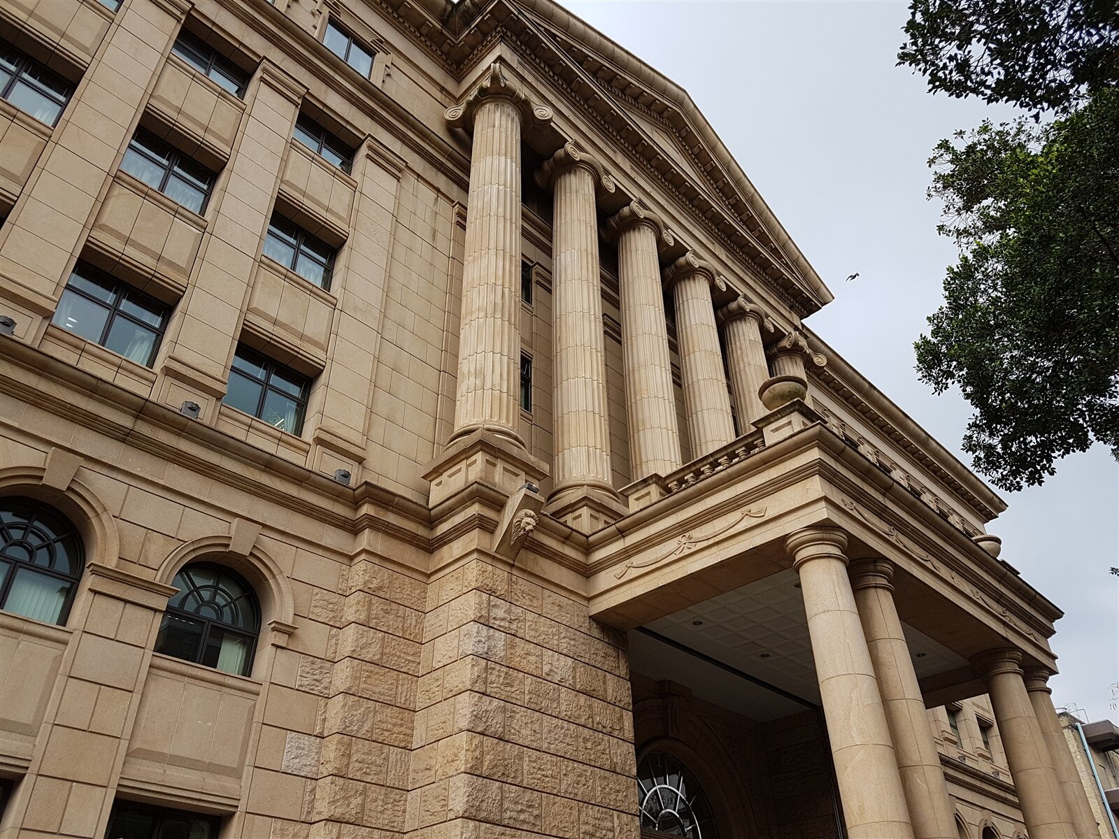 知名半導體公司劉姓課經理先後外遇郭姓、王姓女下屬,郭女不滿劉移情別戀,申訴遭性騷擾,公司調查後決議不成立並停聘她,郭女提確認僱傭關係存在訴訟,要求公司按月給付11.6萬月薪與獎金。一審認為郭女挾怨報復,判敗訴,台灣高等法院駁回她上訴。記者王宏舜/攝影