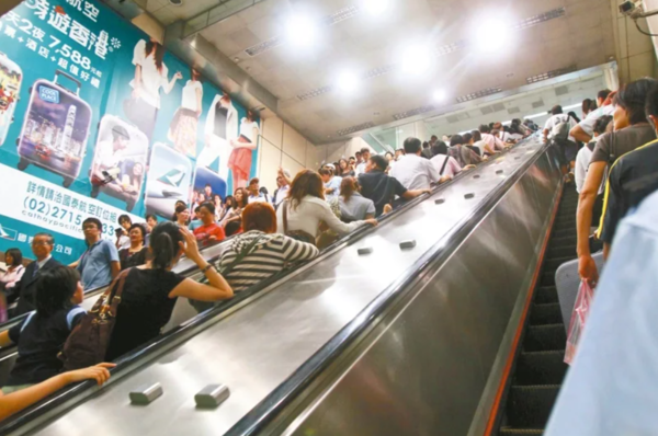 最近1年，台北捷運的手扶梯故障停機高達674次，保養當天就出現故障更占1成，議員要求北捷改善。聯合報資料照片