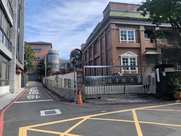龍潭國小周邊無10米寬以上道路,難以興建地下停車場。記者翁唯真/攝影