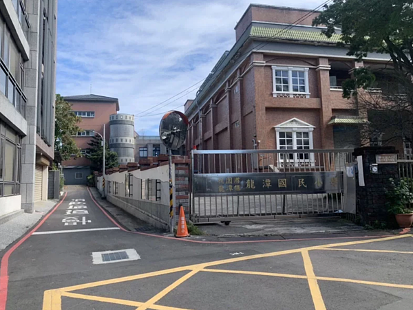 龍潭國小周邊無10米寬以上道路，難以興建地下停車場。記者翁唯真／攝影