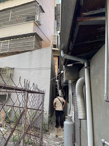 嘉義警到高雄市前鎮區送通知書,余姓男子以為債主上門,從3樓跳2樓水泥屋頂上,左腳受傷。記者石秀華/翻攝