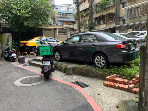 新店區華中街「新北美樂地2.0」專案改善前,土地遭占用。圖/新北工務局提供