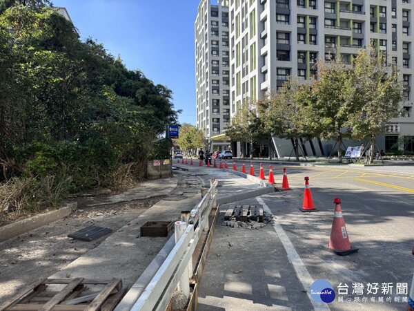 道路拓寬工程設計不當　竹東三社區住戶拉白布條抗議。