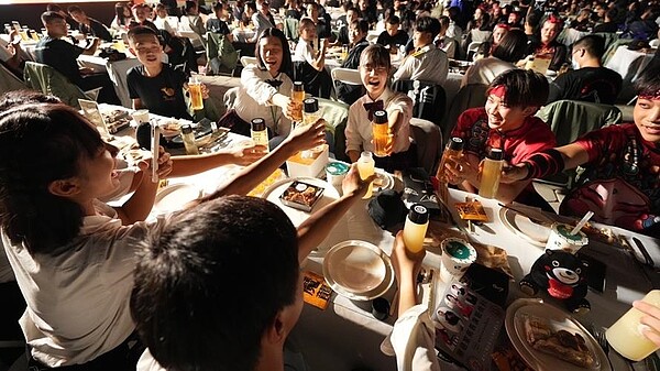 橘色惡魔在高雄晚宴,滿滿高雄美食。(圖/高雄市政府提供)