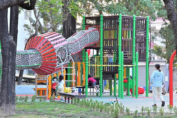 高雄路竹公園改造後,「番茄狂歡組遊戲」成超人氣地標。圖/高雄市政府提供