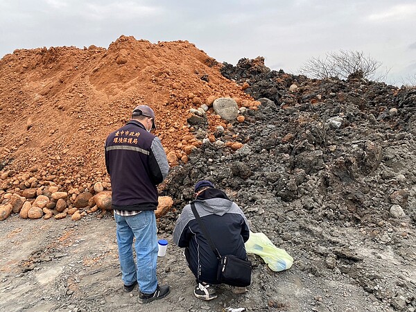 大甲區甲民段及新興段遭棄置營建混合物照片。圖／環保局提供