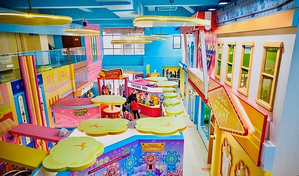 卡滋爆米花觀光工廠成立之初與員工們討論,期望廠區能以美國小鎮的建築風格,營造出宛如台版巧克力夢工廠的夢幻樂園。圖/經濟發展局提供