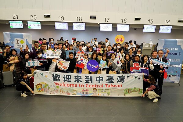 台中市觀旅局長與中台灣7縣市代表,大韓航空及台中航空站主任共同迎接首航旅客。圖/台中市政府提供