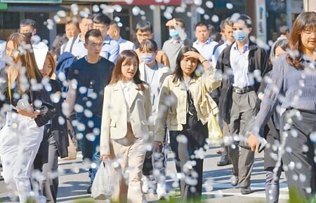 攸關千萬勞工權益的《最低工資法》草案今日表決;主計處資料顯示,今年前10月實質總薪資為5萬3960元、年減0.87%,為近7年首見負成長。(陳俊吉攝)