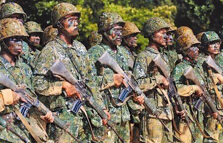 
義務役役期將自明年起恢復為1年。圖為新兵入伍「震撼教育」期末鑑測，義務役士兵們在鑑測後集合。（黃世麒攝）
