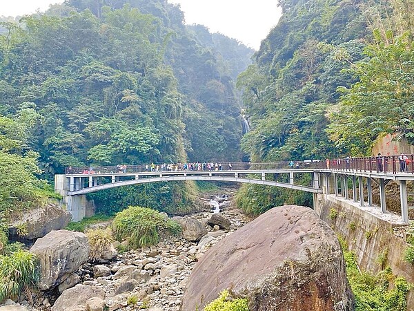 南投縣政府縣務會議11日通過「瑞龍瀑布園區擬辦理委外經營」案，未來希望引進專業經營業者強化宣傳行銷，吸引更多人潮錢潮，使觀光發展與地方產業能互利雙贏。（南投縣政府提供／曾雪蒨南投傳真）