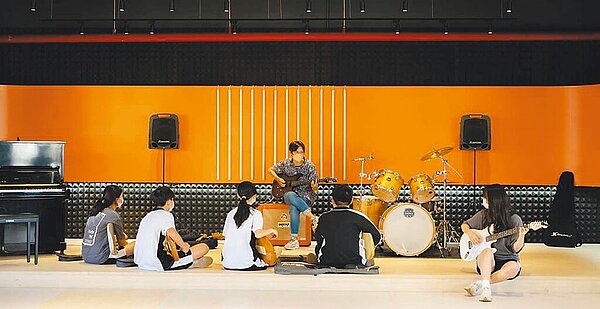 「空間活化改善計畫」讓北大高中的音樂教室變身現代感十足的小型展演舞台,班級音樂會演出效果更好。(新北市教育局提供/陳慰慈新北傳真)