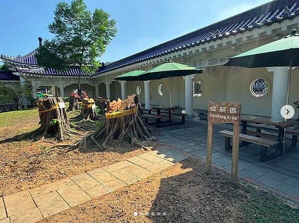 藝人邰智源在他的IG社群,貼出多張中正紀念堂現況照片,痛批市府將樹木砍光並設置吸菸區。北市府回應,中正紀念堂園區管理機關為文化部轄下的國立中正紀念堂管理處。圖/引用自邰智源IG