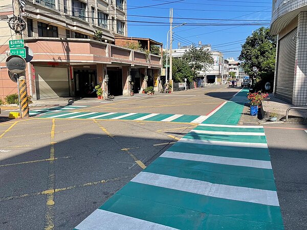 中市龍山國小周邊標線型人行道完工。圖/台中市府提供