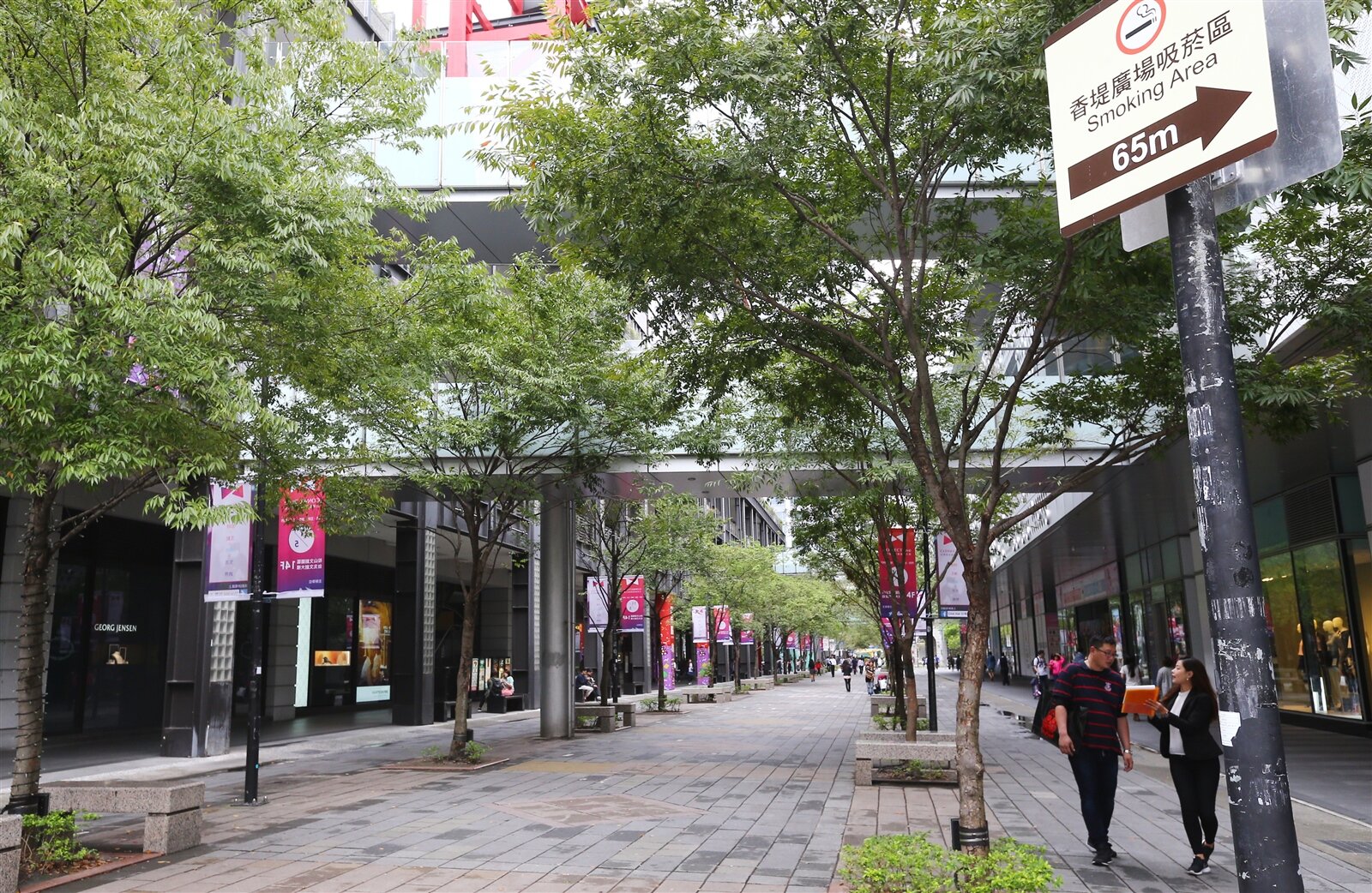 北市信義區香堤廣場設有吸菸區。本報系資料照／記者曾學仁攝影（吸菸有礙健康 聯合報關心您） 