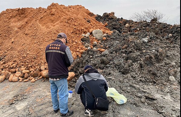 台中地檢署指揮檢警環稽查小組,破獲一條龍黑心集團,甲安埔地區「假假植栽真棄置」汙染萬坪農地。圖/環保局提供