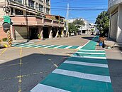 打造友善行人環境！台中「這小學」人行道完工　守護師生通行權