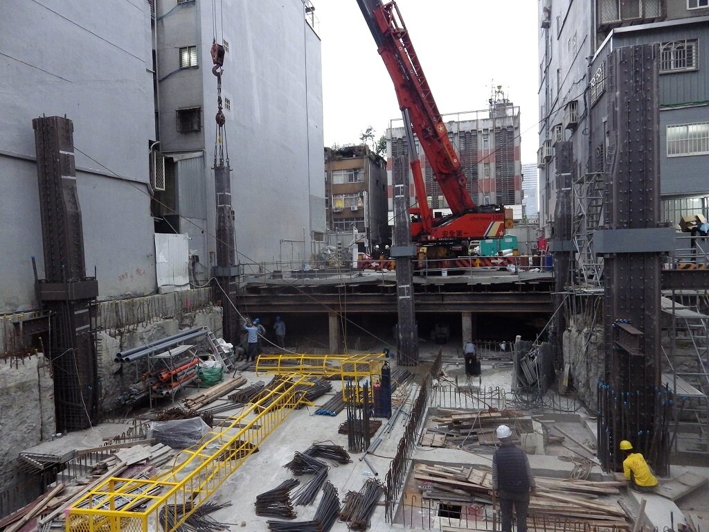 由於是海砂屋與自主都更，因此獲得政府給予的高容積獎勵，吳承叡表示，一共取得1.8倍的原始容積，讓參與更新的屋主可以在「不用出錢狀態」下，獲得一般都更少見的「室內坪1坪換1坪」，外加「附贈一個車位」的方案，讓所有更新會員都相當滿意。