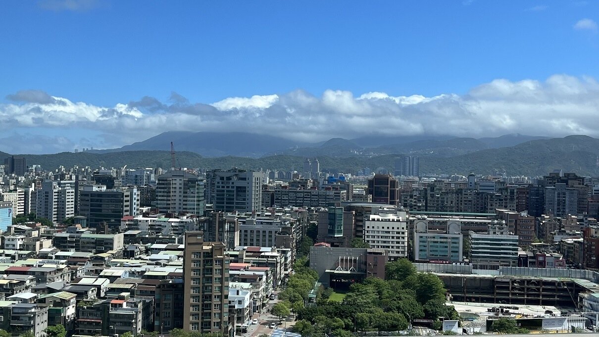 ▼該案周邊建案每坪開價約百萬元。（圖／<a href="https://house.ebc.net.tw/" data-cke-saved-href="https://house.ebc.net.tw/" target="_blank">EBC地產王</a>張琬聆攝）