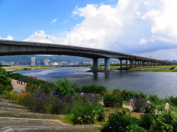 配合民權大橋拆橋工程，塔悠路18日起連5天交通管制。圖／摘自維基百科