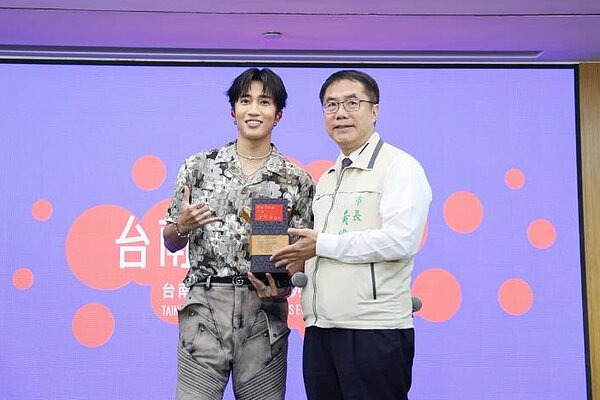 台南市長黃偉哲11日公布「台南好Young」耶誕跨年演唱會第一波卡司，跨年當天受邀來台南開唱的「五堅情」婁峻碩也在宣傳記者會驚喜現身。圖／台南市政府提供