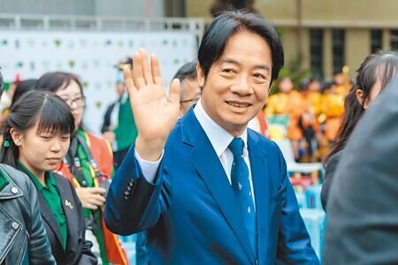 
副總統賴清德（中）12日出席北一女120周年校慶活動，被問及課綱與古文爭議看法時，賴並未回應。（郭吉銓攝）
