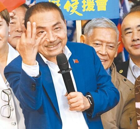 
中華民國團結自強協會12日舉行創會43周年慶暨民間團體團結大會，國民黨總統參選人侯友宜表示，三號代表「水啦」。（杜宜諳攝）
