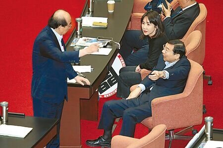 因抹紅案爭議,民進黨團總召柯建銘(左)急與國民黨團總召曾銘宗(右)溝通、並道歉。(姚志平攝)