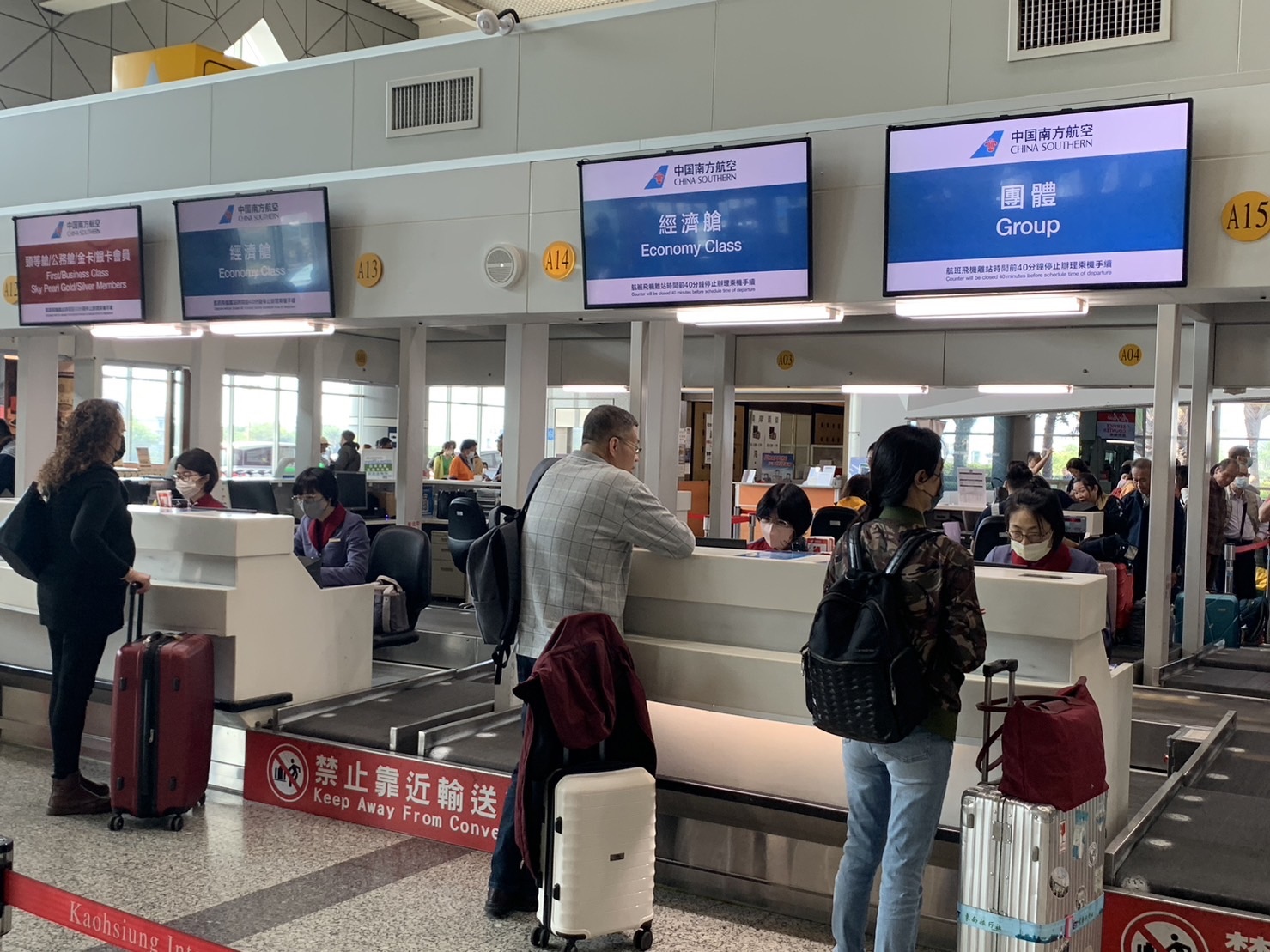 中國南方航空公司上周四才在小港機場宣布高雄至武漢航班復航，圖為搭乘復航首班乘客在櫃檯辦理搭機事宜。圖／本報系資料照片 