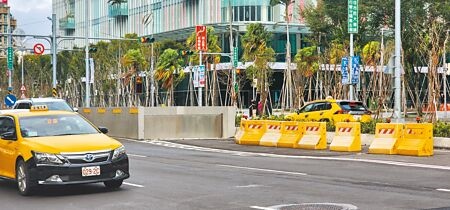 
台北大巨蛋在光復南路開闢地下停車場出入車道，外界擔憂未來啟用後車流會造成路段交通壅塞。（黃敬文攝）
