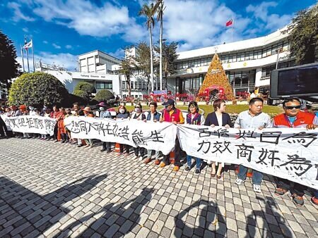 近百名來自台東縣海端鄉加拿村、關山鎮月眉里及鹿野鄉瑞豐村居民,12日赴台東縣政府陳情並遞交連署書,堅決反對後山堆肥廠營運。(蕭嘉蕙攝)