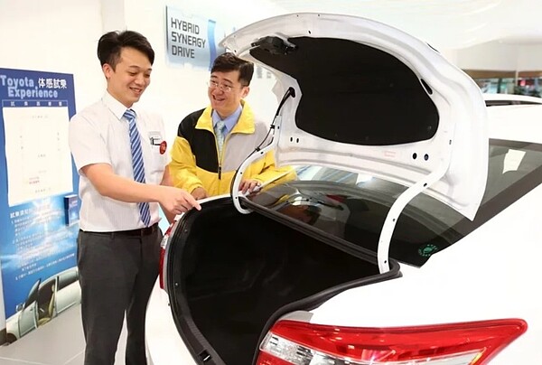 為增加環評開發案空汙抵換來源,環境部昨(12)日發布規定,放寬老舊車輛汰舊換新適用抵換的車齡條件,從原本15年以上放寬至十年以上。圖/聯合報資料照片