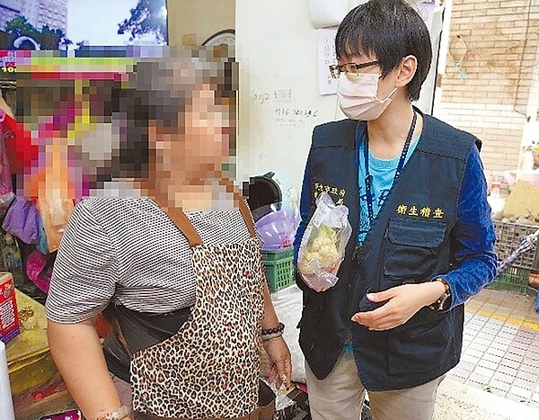 新北市衛生局至傳統市場抽驗湯圓、各式火鍋料及時令蔬菜。圖/新北市衛生局提供