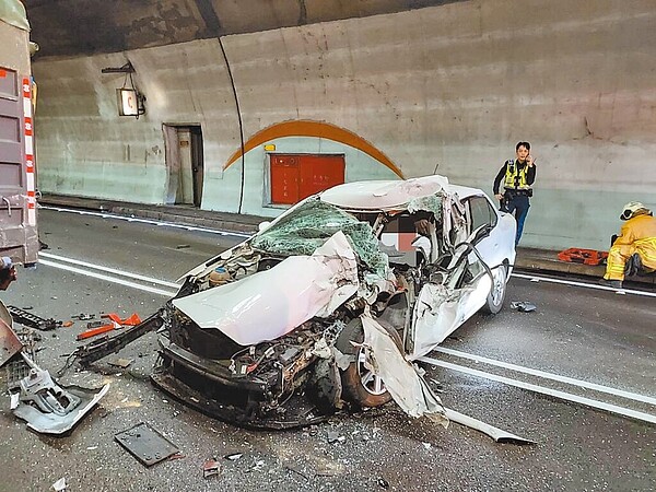 國道5號雪山隧道北上路段12日凌晨發生車禍，1輛營業用小客車撞上故障停在內側車道的貨車。圖／宜蘭縣消防局提供