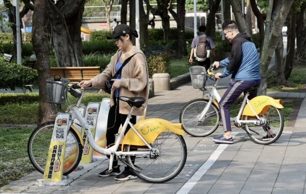 台北市YouBike 2.0增加大量站點與車輛，使用率高，事故率也隨之增加，交通局呼籲民眾加入「公共自行車傷害險免費投保」。本報資料照片

