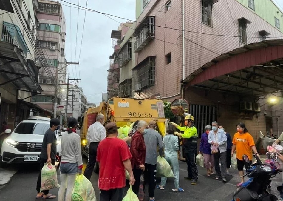 桃園市府推動垃圾費隨袋徵收，明年度預算遭刪除，八德、龜山各2里將繼續試辦。圖／桃園市環保局提供
