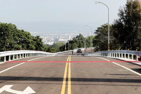 旺來產業園區聯外道路昨天通車,取名「旺來路」,可望帶動南投產業發展、創造就業機會。圖/南投縣政府提供