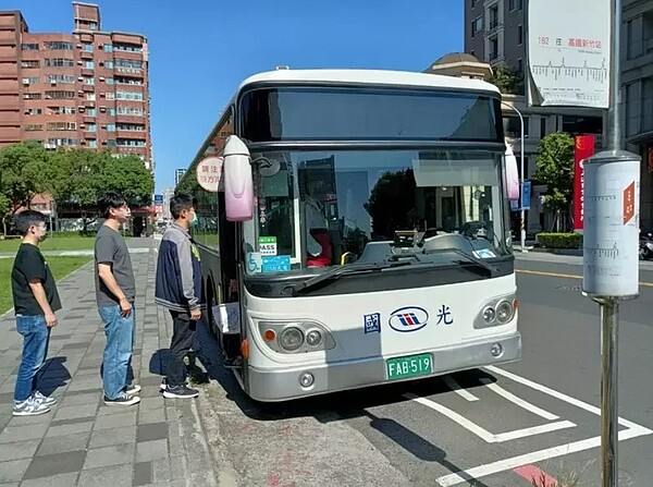 新竹市政府今年獲交通部核定「先導公車計畫」，將整合現有182公車及園區巡迴巴士紅線路線行駛。圖／竹市府提供
