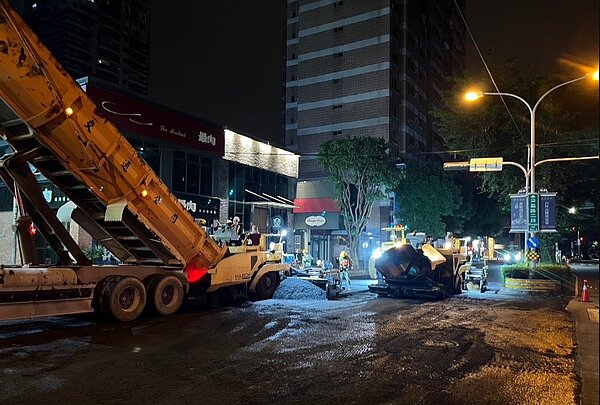 建設局夜間燙平工程接續進場不停熄。圖/台中市政府提供